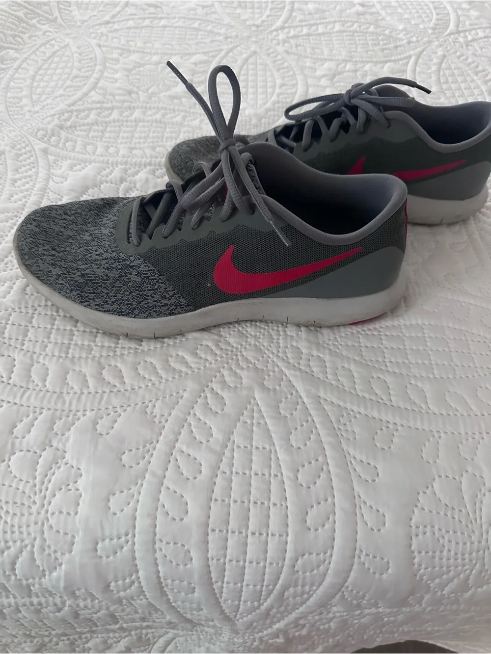 Nike men’s Gray and Pink Training Sneakers